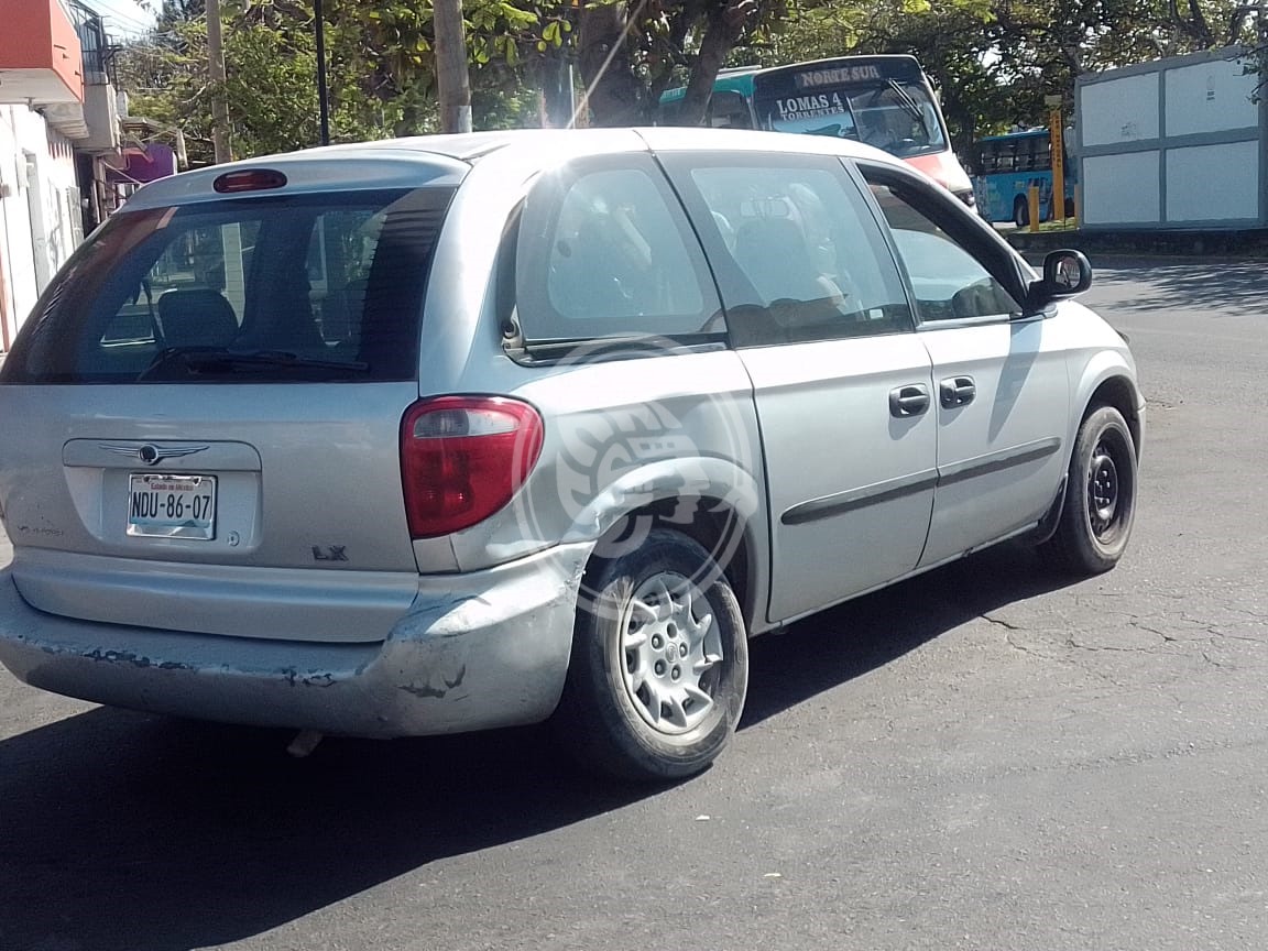 Auto se impacta contra camioneta en calles de Veracruz