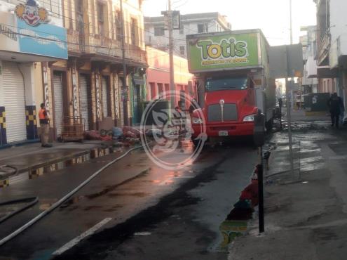 Se incendia camión con frituras en el centro de Veracruz