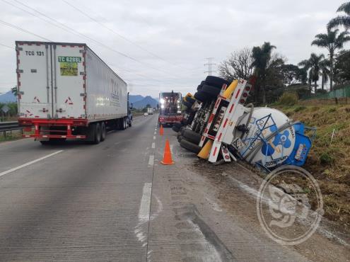 Vuelca tráiler cargado con cloro en la autopista Córdoba-Puebla