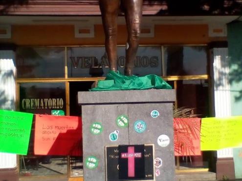 Vandalizan activistas veracruzanas Monumento a la Vida en Orizaba