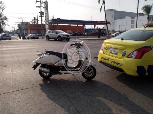 En calles de Veracruz, choca mujer en motoneta