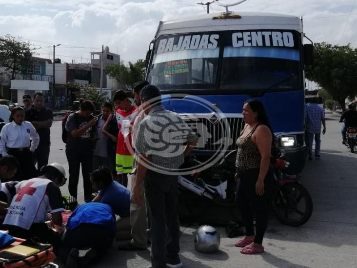 Camión urbano impacta y arrastra a motociclistas en calles de Veracruz