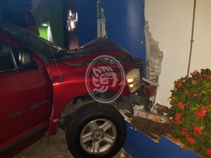 En calles de Veracruz, imprudente conductora provoca aparatoso accidente