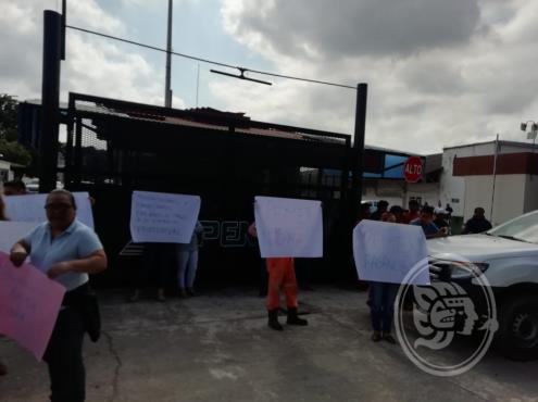 Bloquean accesos a Pemex en Poza Rica; acusan adeudos
