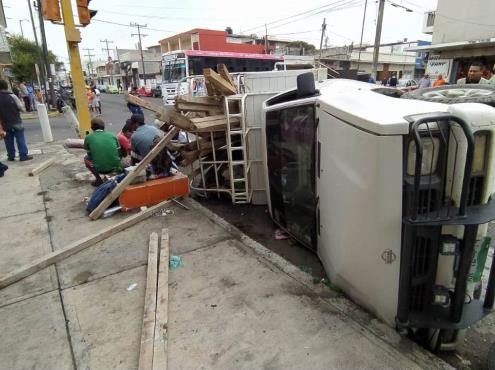 Obreros y pasajeros de autobús, lesionados tras choque en Veracruz