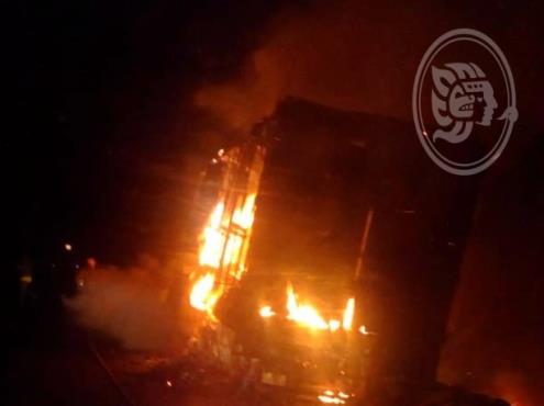 Se incendia camión con pollos sobre autopista Cosamaloapan-La Tinaja