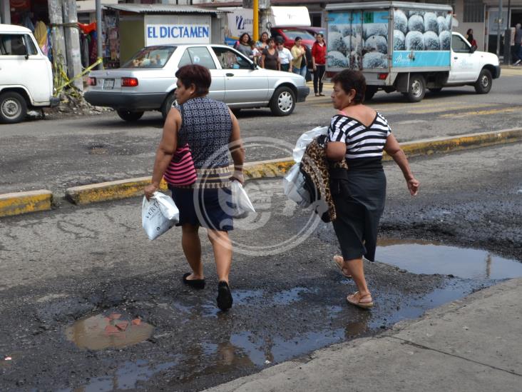 Inundan cientos de baches calles del Puerto de Veracruz