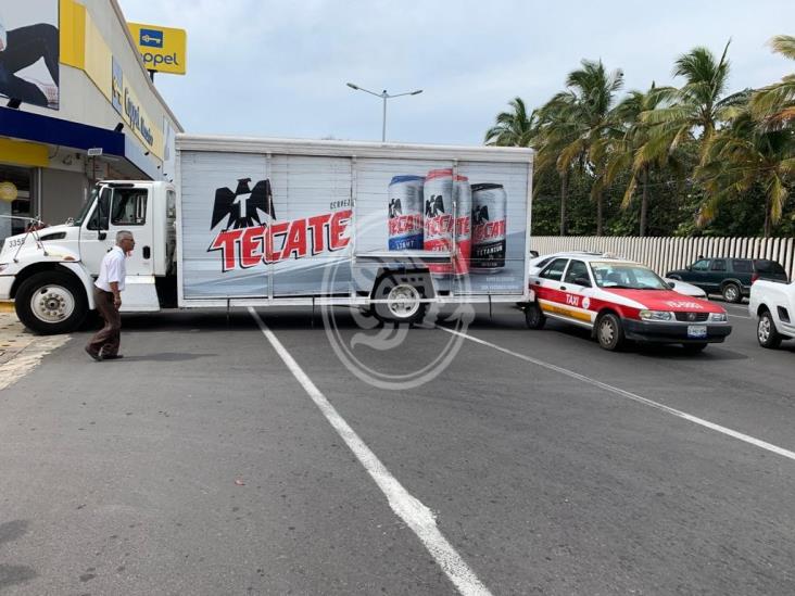 Debido a un descuido camión de cervezas y taxi chocan en Avenida Juan Pablo II