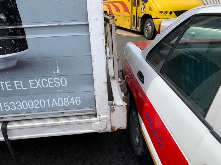 Debido a un descuido camión de cervezas y taxi chocan en Avenida Juan Pablo II