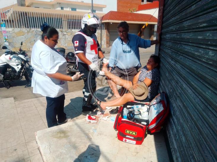 Señora termina en hospital tras cortarse el pie en calles de Veracruz