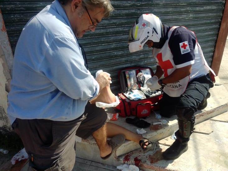 Señora termina en hospital tras cortarse el pie en calles de Veracruz