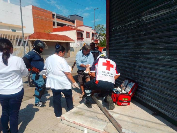 Señora termina en hospital tras cortarse el pie en calles de Veracruz