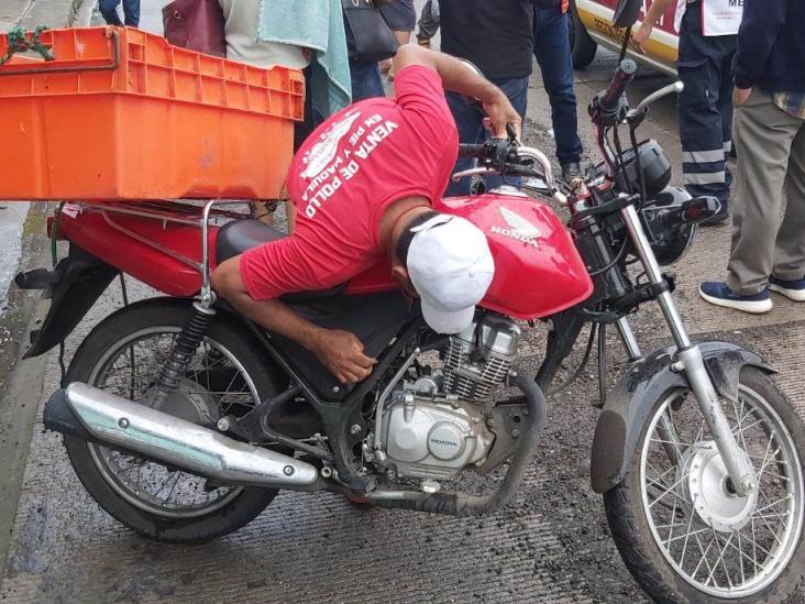 Motociclista resulta lesionado al impactarse contra taxi en colonia Manantial