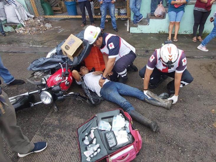 Motociclista resulta lesionado al impactarse contra taxi en colonia Manantial
