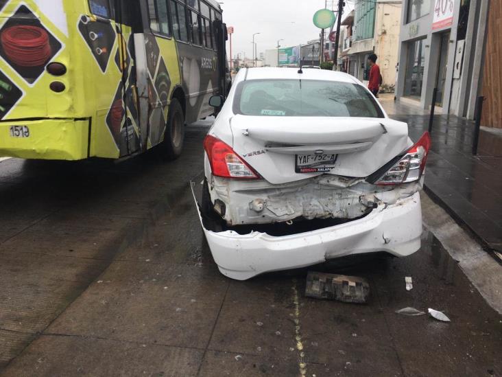 Por exceso de velocidad, conductor destroza su camioneta y golpea a otros 3