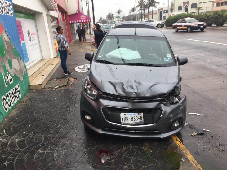 Por exceso de velocidad, conductor destroza su camioneta y golpea a otros 3