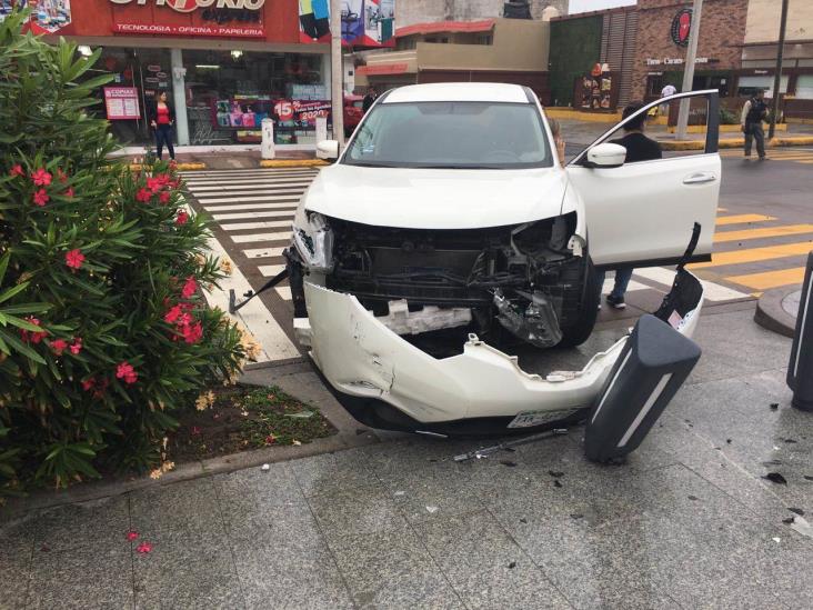 Por exceso de velocidad, conductor destroza su camioneta y golpea a otros 3