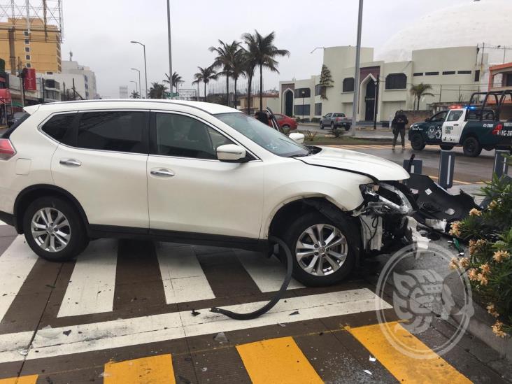 Por exceso de velocidad, conductor destroza su camioneta y golpea a otros 3