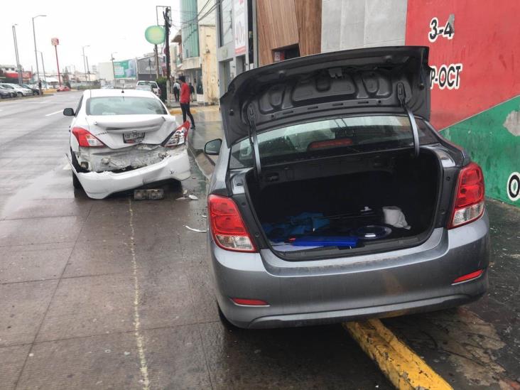 Por exceso de velocidad, conductor destroza su camioneta y golpea a otros 3