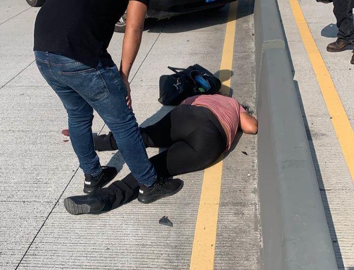 Mujer resulta lesionada tras derrapar en calles de Costa de Oro