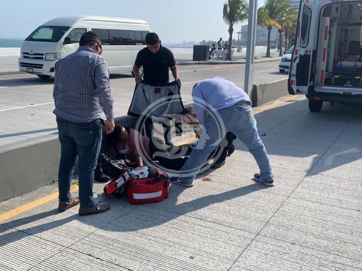 Mujer resulta lesionada tras derrapar en calles de Costa de Oro