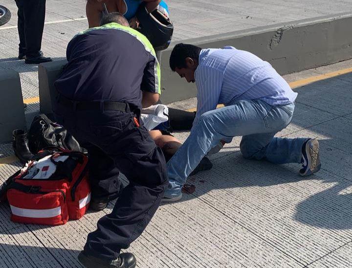 Mujer resulta lesionada tras derrapar en calles de Costa de Oro