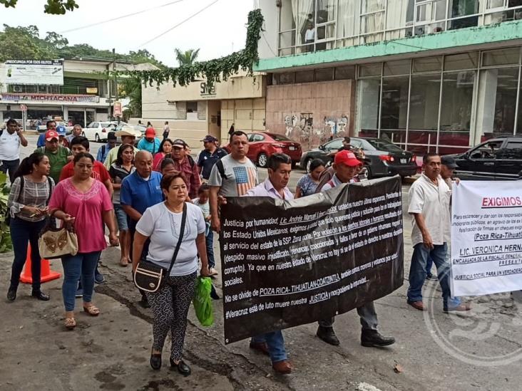 Marchan ex policías de Poza Rica; exigen indemnizaciones