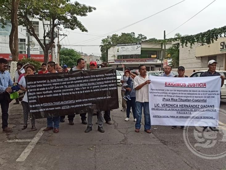 Marchan ex policías de Poza Rica; exigen indemnizaciones