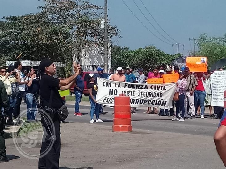 En Isla, manifestantes incendian vehículo de la Fuerza Civil; hay 12 detenidos