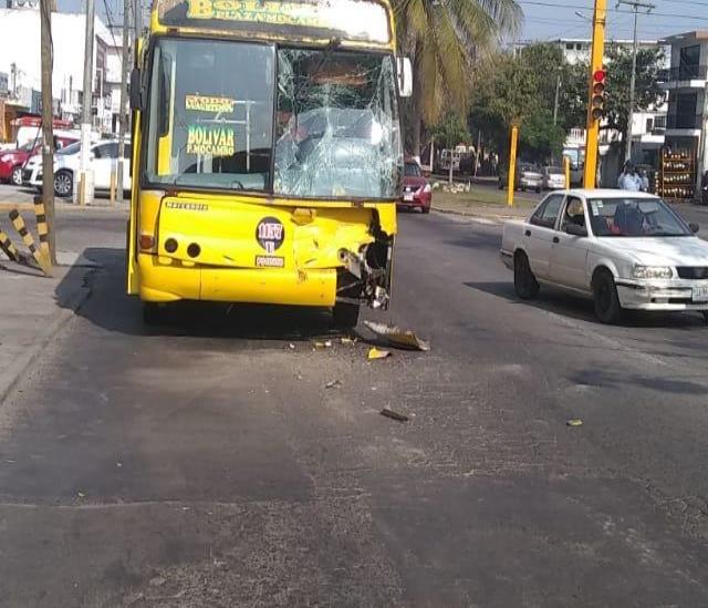 Deja 20 personas lesionadas choque entre dos urbanos