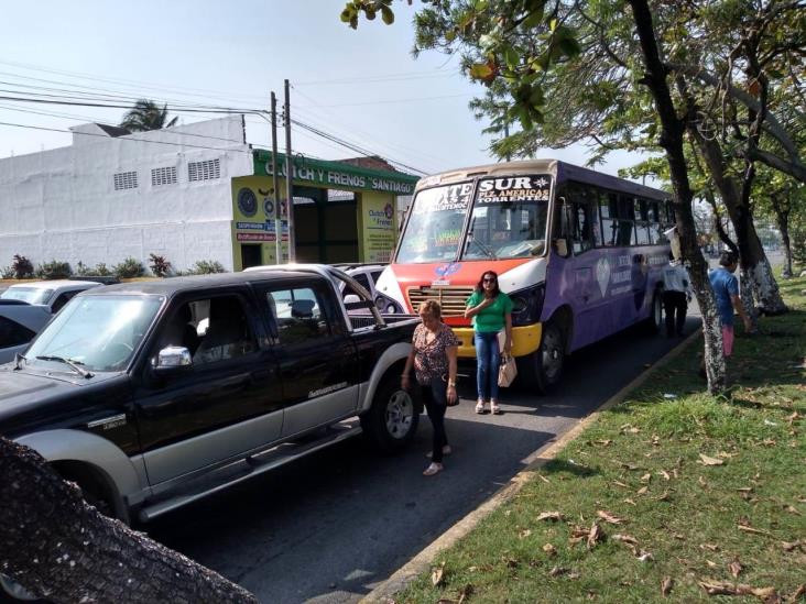 Urbano se impacta contra camioneta particular en  avenida Cuauhtémoc