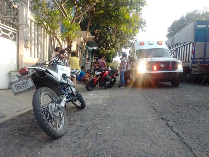 Joven derrapa en motocicleta por evitar atropellar a un perro