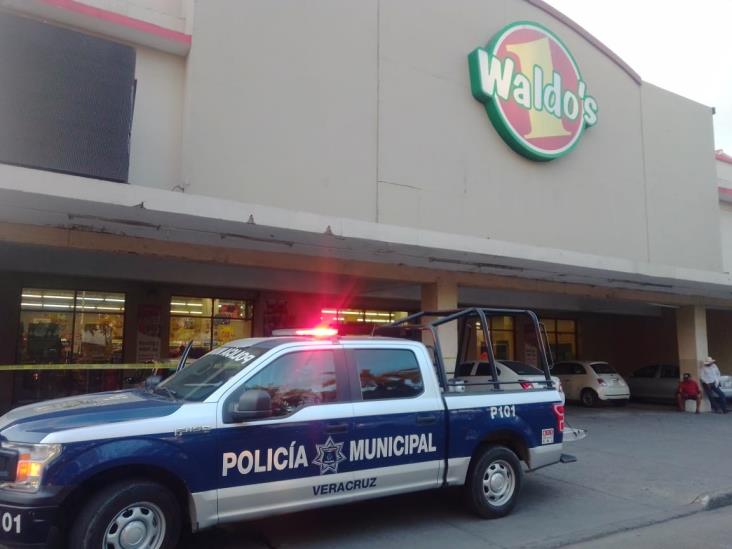 Muere indigente en estacionamiento de sucursal Waldo’s