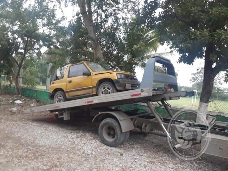 Retiran autos ‘maceta’ y puestos vacíos de calles de Poza Rica