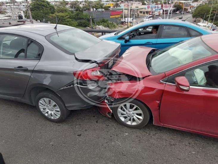 Carambola protagonizada por cuatro automóviles deja cuantiosos daños materiales