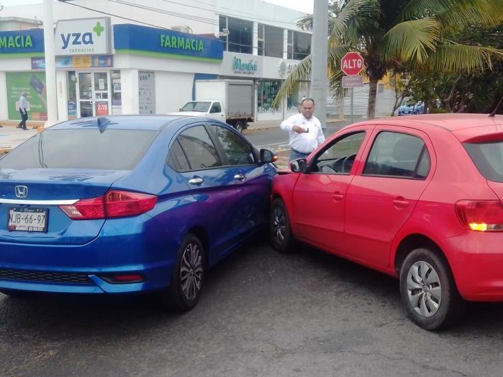 Accidente automovilístico causa caos vial en fraccionamiento Reforma