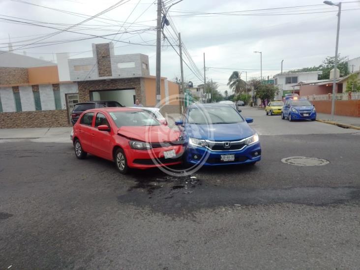 Accidente automovilístico causa caos vial en fraccionamiento Reforma