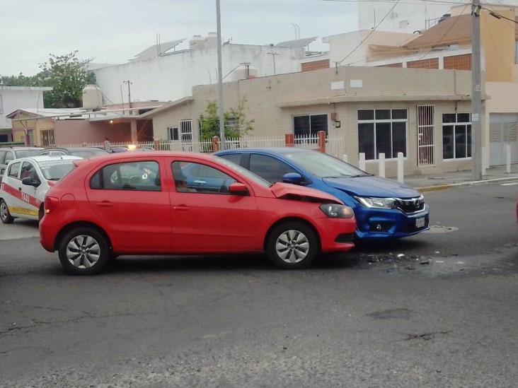 Accidente automovilístico causa caos vial en fraccionamiento Reforma