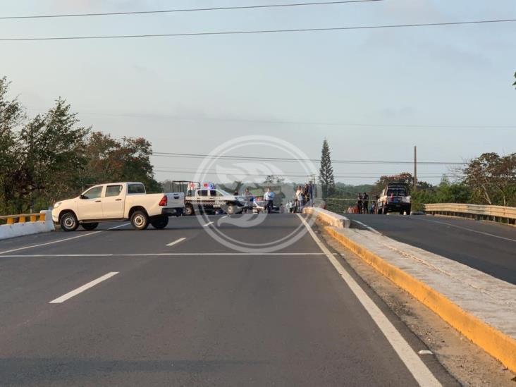 Ejecutan a dos sobre puente en congregación de Minatitlán