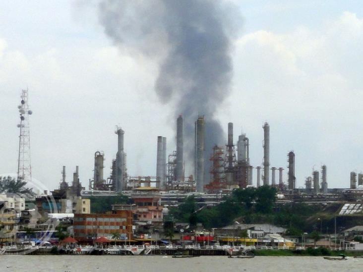 No soportan en Capoacán olores de la Refinería Lázaro Cárdenas