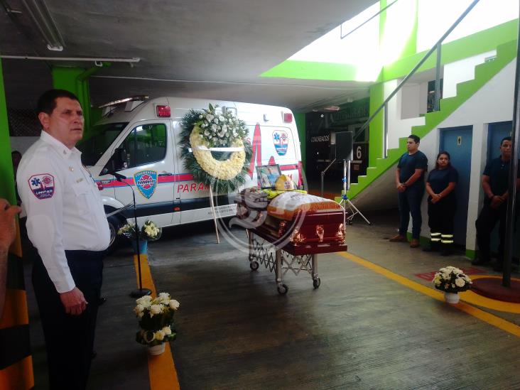 Rinden homenaje al bombero Fausto Santos Torres