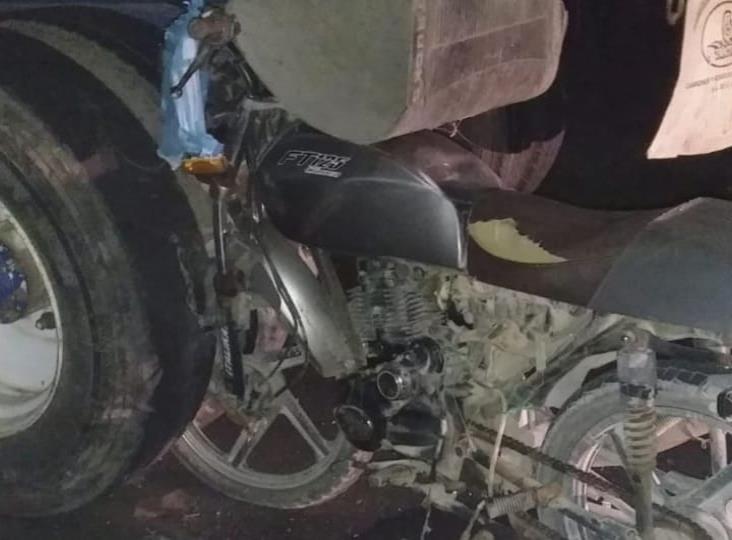 Motociclista se impacta con tracto camión en carretera Medellín-Mozambique