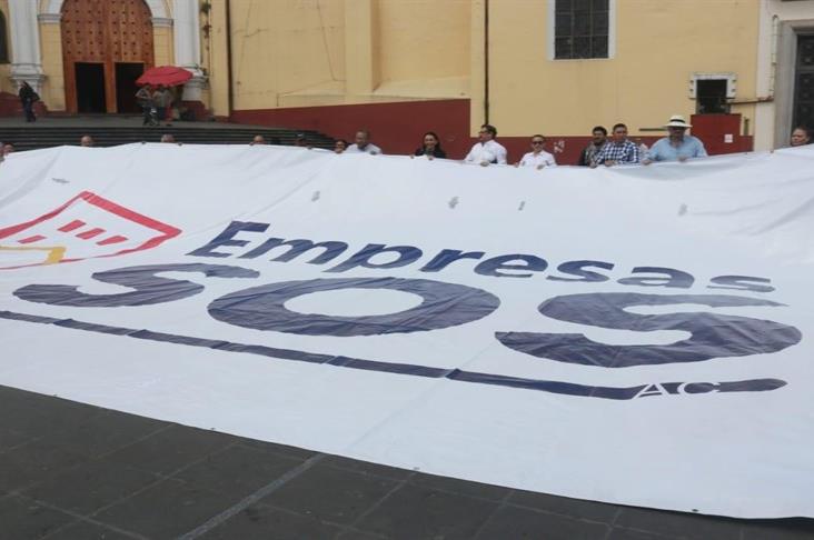 Exigen empresarios de Xalapa pago de 400 mdp; cierran calles