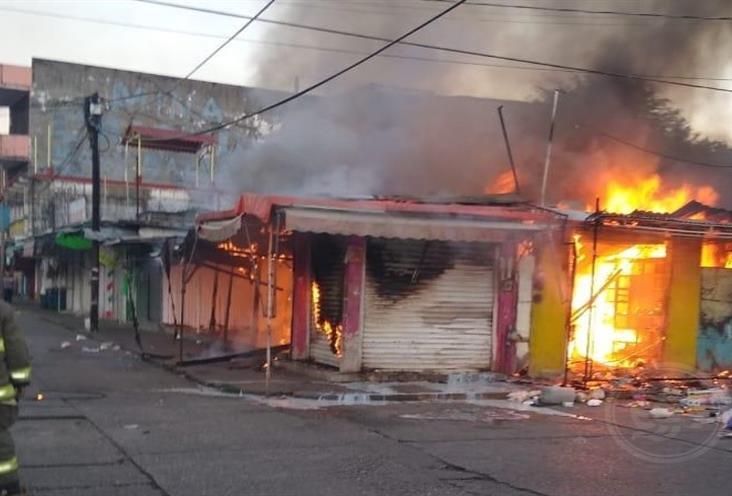 Incendio aparentemente provocado consume 4 locales en Minatitlán