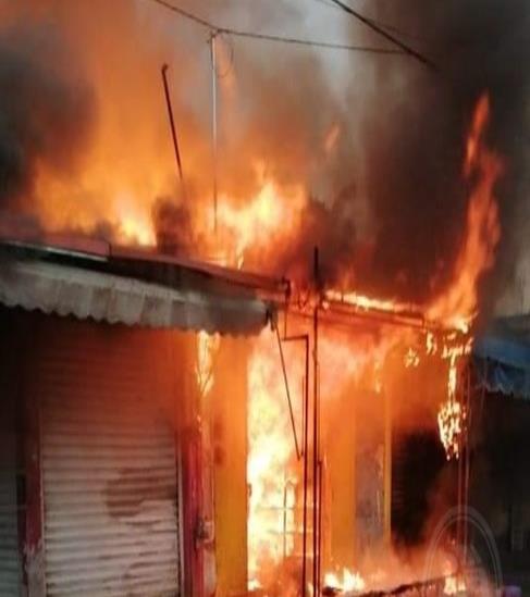 Incendio aparentemente provocado consume 4 locales en Minatitlán