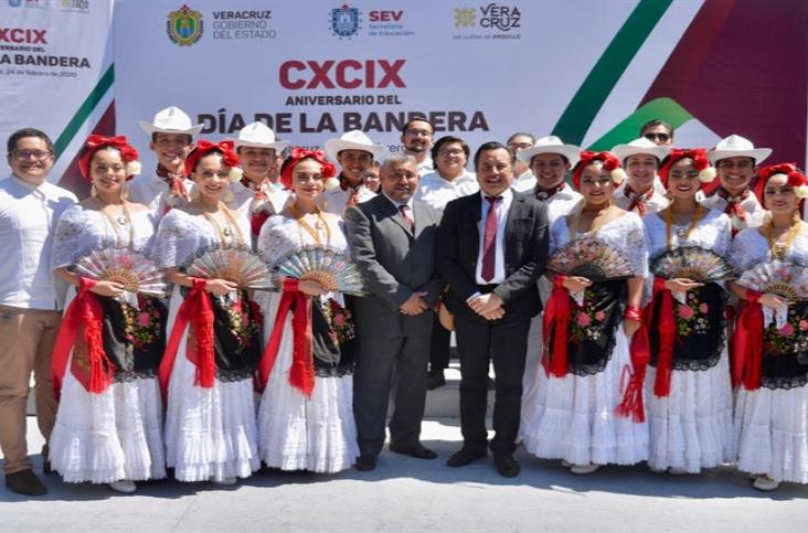 Encabeza Cuitláhuac 199 aniversario del Día de la Bandera