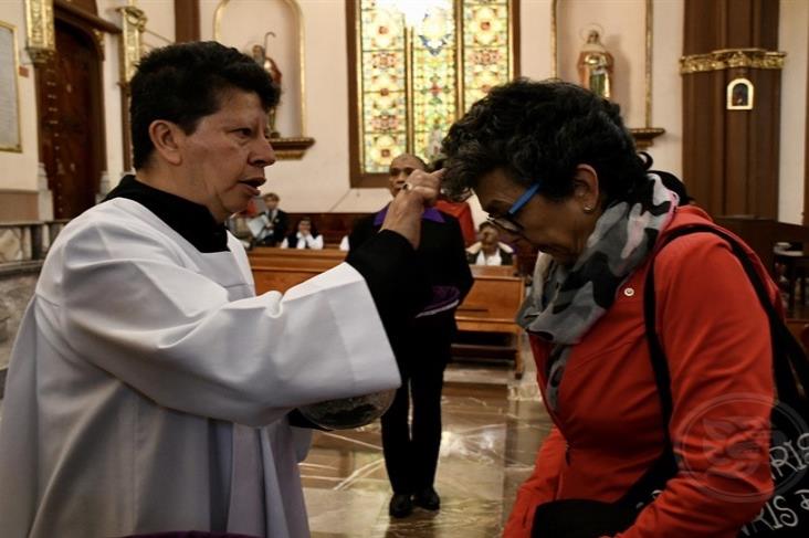 En Xalapa, fieles católicos celebran el Miércoles de Ceniza