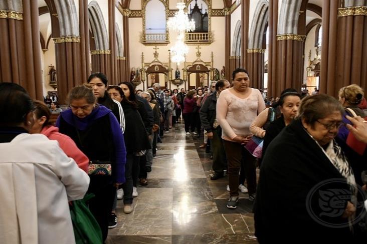 En Xalapa, fieles católicos celebran el Miércoles de Ceniza