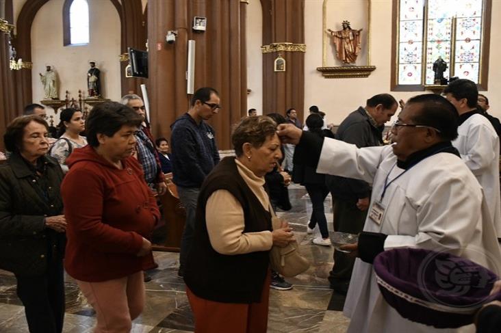 En Xalapa, fieles católicos celebran el Miércoles de Ceniza