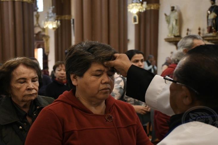 En Xalapa, fieles católicos celebran el Miércoles de Ceniza